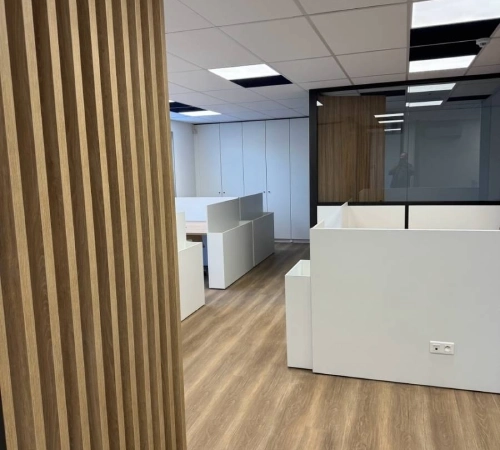 Rénovation d'un local commercial à Brignais, avec pose de claustras, jardinière et montage des bureaux et d'une armoire